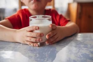 ۶ مزیت بی نظیر شیر فرادما برای کودکان