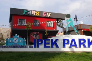خانه وارونه شهر وان / جاذبه ای شگفت انگیز برای گردشگران