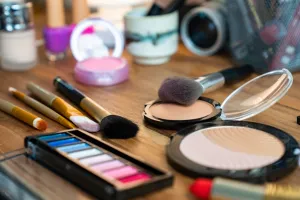 علت بوی بد لوازم آرایش و راه حل های پیشگیری از آن