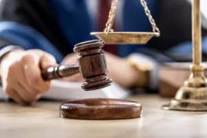 ضرب و جرح بدهکار چه مجازات و حکمی دارد ؟