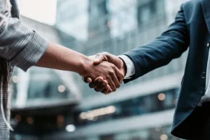 تاریخچه و اهمیت دست دادن در فرهنگ های مختلف
