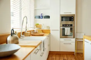 مقایسه کابینت مگنتی و کابینت با دستگیره / انتخاب هوشمندانه برای دکوراسیون