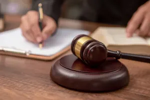 بررسی حقوقی ترهین سهام و اسناد تجاری در نظام حقوقی ایران