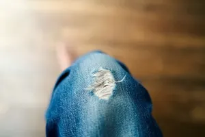 علت زانو انداختن شلوار چیست و چگونه از آن جلوگیری کنیم؟