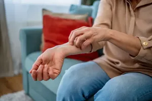 ۸ علت خارش و جوش زدن روی ساعد دست
