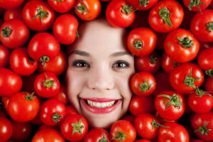 مزایای گوجه فرنگی برای زیبایی پوست صورت و روش های استفاده