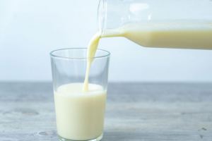 شیر محلی یا پاستوریزه؛ کدام برای سلامتی بهتر است؟