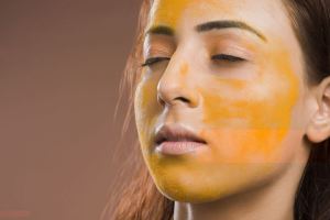 ماسک زردچوبه و ماست؛ راز پوستی درخشان و بدون لک