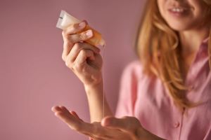 خواص گلیسیرین برای مو: مرطوب کننده طبیعی، تقویت و درخشندگی