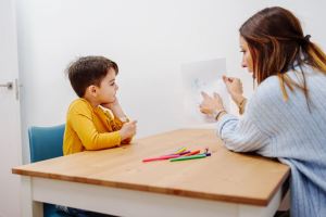 علت لکنت رشدی در کودکان: ژنتیک، محیط و نقش والدین