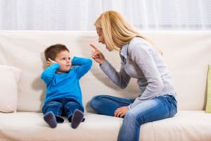 عوارض خطرناک داد زدن سر کودک و راه های جایگزین