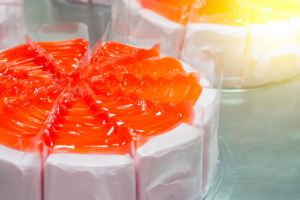 کاربرد ژل کیک در قنادی؛ بهبود بافت، ماندگاری و تزئین حرفه ای شیرینی
