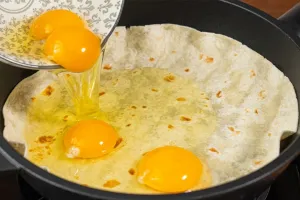 طرز تهیه صبحانه کلاسیک با تخم مرغ و نان لواش در ماهیتابه