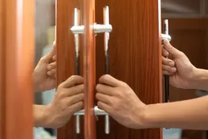 راهنمای جامع باز کردن قفل کمد و کمد دیواری بدون کلید: ترفندها و آموزش‌های کاربردی