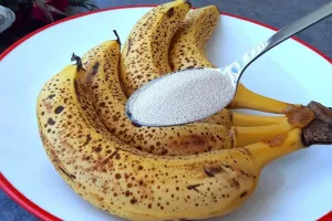 موز سیاه شده را دور نریزید / طرز تهیه پنکیک با موز بدون نیاز به فر
