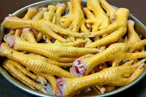 روشی ساده و خوشمزه برای پخت پای مرغ / از پاک کردن تا خورد کردن