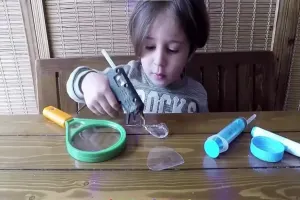 آموزش قدم به قدم ساخت ساخت ذره بین با بطری پلاستیکی