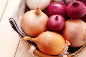 بهترین روش نگهداری پیاز برای له نشدن و جوانه نزدن
