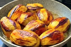 بادمجان را به این روش درست کنید، از طعم آن سیر نخواهید شد / خوشمزه ترین دستور پخت بادمجان