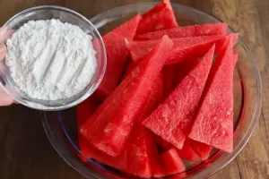 طرز تهیه دسر سریع با هندوانه و آرد برای مهمانی تابستانی