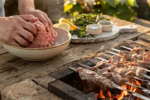 طرز تهیه کباب کوبیده فوری با ترفند پاچرخی با گوشت قلوه گاه گوساله