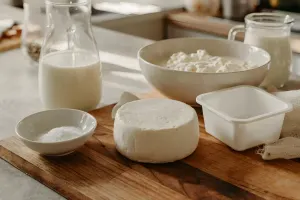 طرز تهیه یک کیلوگرم پنیر خانگی از یک لیتر شیر