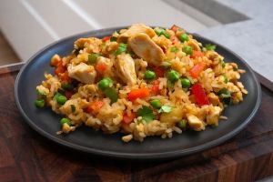 طرز تهیه برنج سرخ شده با مرغ سیری و سبزیجات