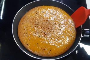کیک تابه ای بدون فر؛ روشی سریع و آسان برای دسر عسلی و کاراملی