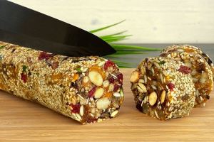 طرز تهیه قوتو با خرما بدون شکر و بدون آرد با میوه های خشک و مغزیجات
