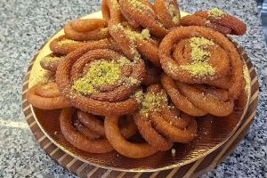 طرز تهیه مشبک سوری ترد و خوشمزه؛ شیرینی ترد و بازاری به روش آسان