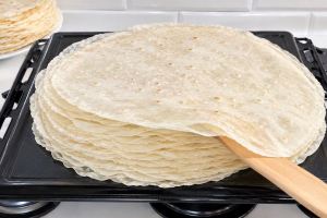 آموزش گام به گام تهیه خمیر یوفکای خانگی نازک و کاغذی روی گاز