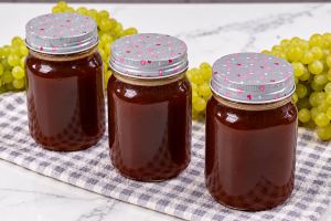طرز تهیه شیره انگور خانگی اصل و غلیظ با خاک سفید در آپارتمان
