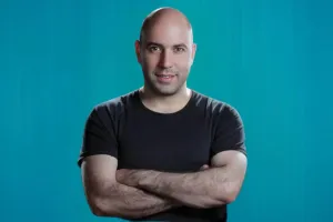 بیوگرافی بابک بختیاری موسس آیس‌ پک از ترک تحصیل، مسافرکشی تا تاسیس برند مشهور