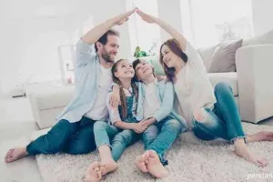 آیا بوسیدن همسر جلوی فرزندان کار درستی است؟