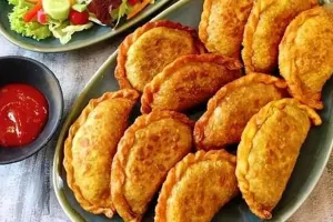 طرز تهیه پیراشکی مرغ ساده و خوشمزه با فوت و فن ها