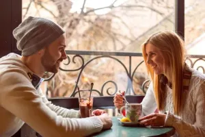 موضوعات جذاب برای بحث با نامزدم: ۱۵ ایده برای رفع بی حرفی