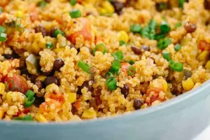 طرز پخت کینوا به جای برنج؛ از مواد لازم تا روش صحیح و نکات نگهداری