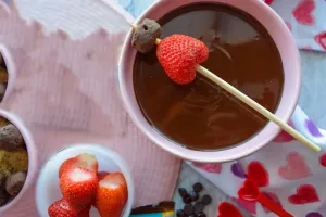 طرز تهیه فوندوی شکلاتی، دسر لذیذ و خوشمزه