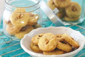 طرز تهیه شیرینی قرابیه گردویی و نکاتی برای پخت بهتر آن