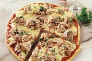 طرز تهیه پیتزا تونا یا پیتزا تن ماهی با سس گوجه