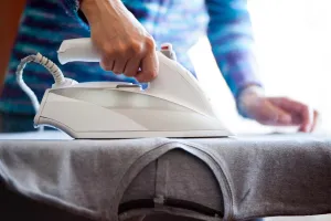 علت برق انداختن اتو روی لباس و راه های رفع آن