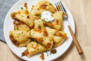 طرز تهیه پیراشکی پنیری میوه ای، دسر خوشمزه و ساده