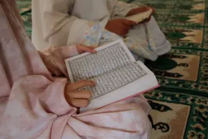 بررسی احکام نماز خواندن با لباس عکس دار