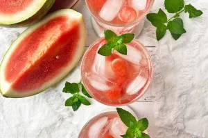 طرز تهیه دتاکس واتر هندوانه و نعناع برای پاکسازی بدن