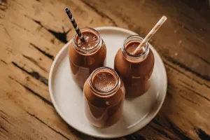 طرز تهیه اسموتی شکلاتی بدون شکر با مواد طبیعی