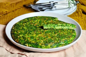 آموزش پخت کوکو سبزی با سبزی خشک به روش ساده و سریع