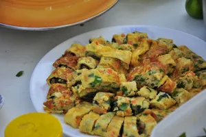 طرز تهیه رولت تخم مرغ با سبزی های خشک با تمام نکات