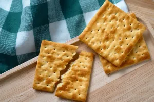 طرز تهیه کراکر بیسکویتی خانگی؛ یک میان وعده خوشمزه و آسان