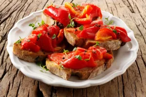 طرز تهیه بروسکتا فلفل دلمه ای؛ پیش غذای ایتالیایی خوشمزه و رنگارنگ