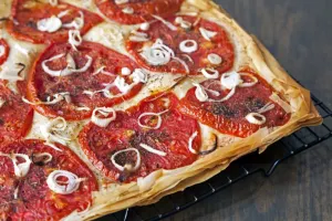 طرز تهیه پیتزا فیلوی گوجه فرنگی؛ ساده و خوشمزه